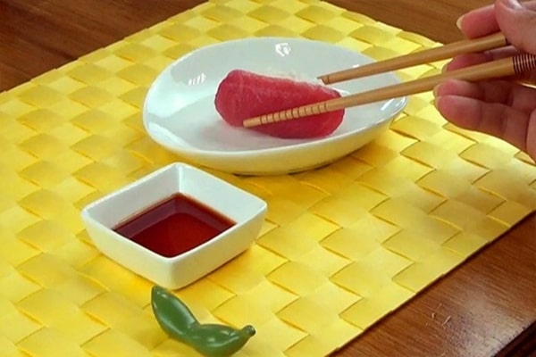 Khi chấm sushi vào nước tương, không nên nhúng đẫm