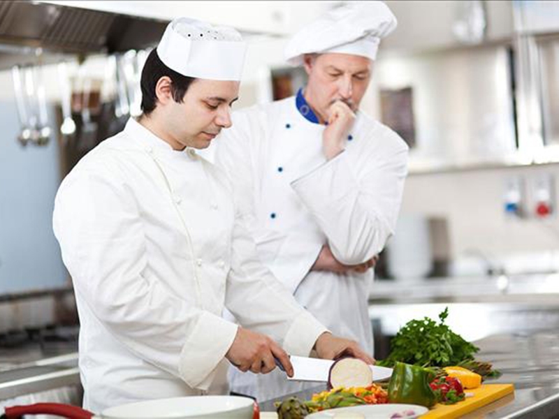 Ai đang tìm việc phụ bếp nên biết công việc của phụ bếp phải làm những gì?