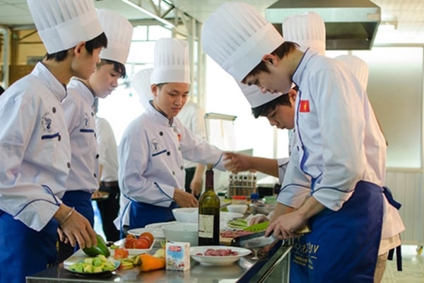 Người làm bếp chuyên nghiệp sẽ được đào tạo bài bản về nghề