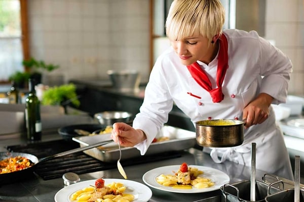 Người được đào tạo chuyên nghiệp có thể làm bếp trưởng điều hành, bếp trưởng, bếp phó...