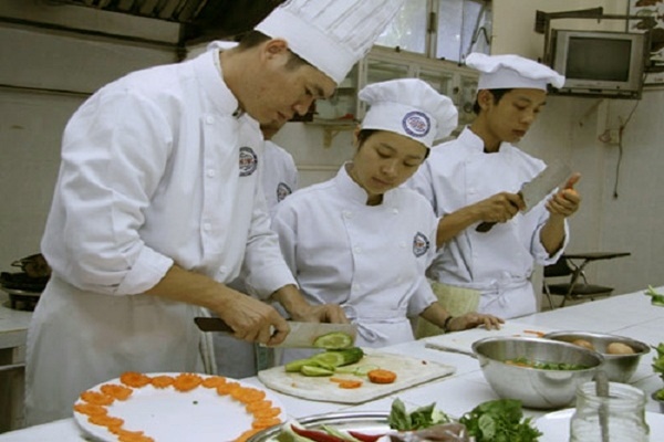 Các trường đạo tạo đầu bếp đều chỉ sau 3 - 6 tháng là học viên có thể tự kiếm việc làm được