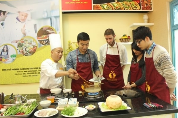 Với bề dày 16 năm hoạt động, Quả Táo Vàng đã trở thành 1 trong những trung tâm dạy nấu ăn tiếng tăm nhất Hà thành