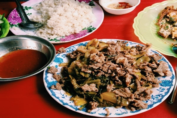 Dung quán là ngôi sao sáng trong list các quán cơm rang dưa bò ngon ở Hà Nội.