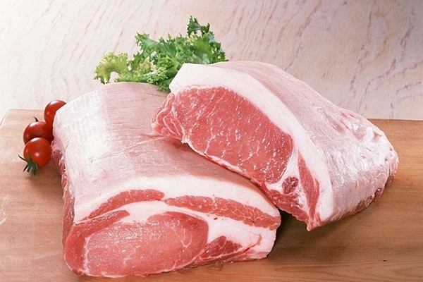 Chọn thịt lợn hãy để ý đến màu sắc và độ đàn hồi.