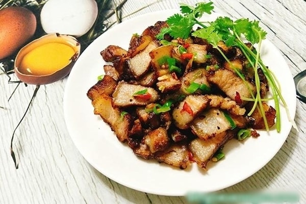 Thịt lợn rán ngũ vị hương rất dễ làm lại thơm ngon.