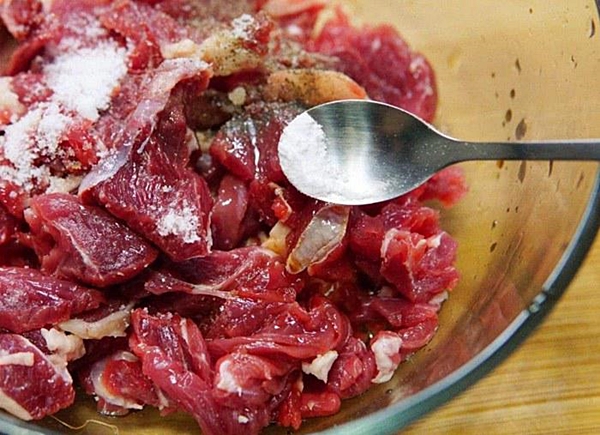 Sơ chế thịt bò để đảm bảo miếng thịt vừa miệng ngon hơn.