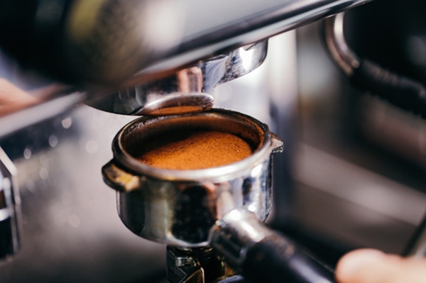 Lượng bột cà phê cũng là 1 yếu tố cần chú ý khi pha espresso