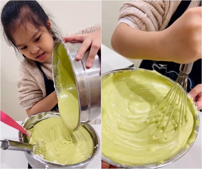 Bé Gà đổ hỗn hợp bột màu xanh trà xanh đẹp mắt vào khuôn bánh.