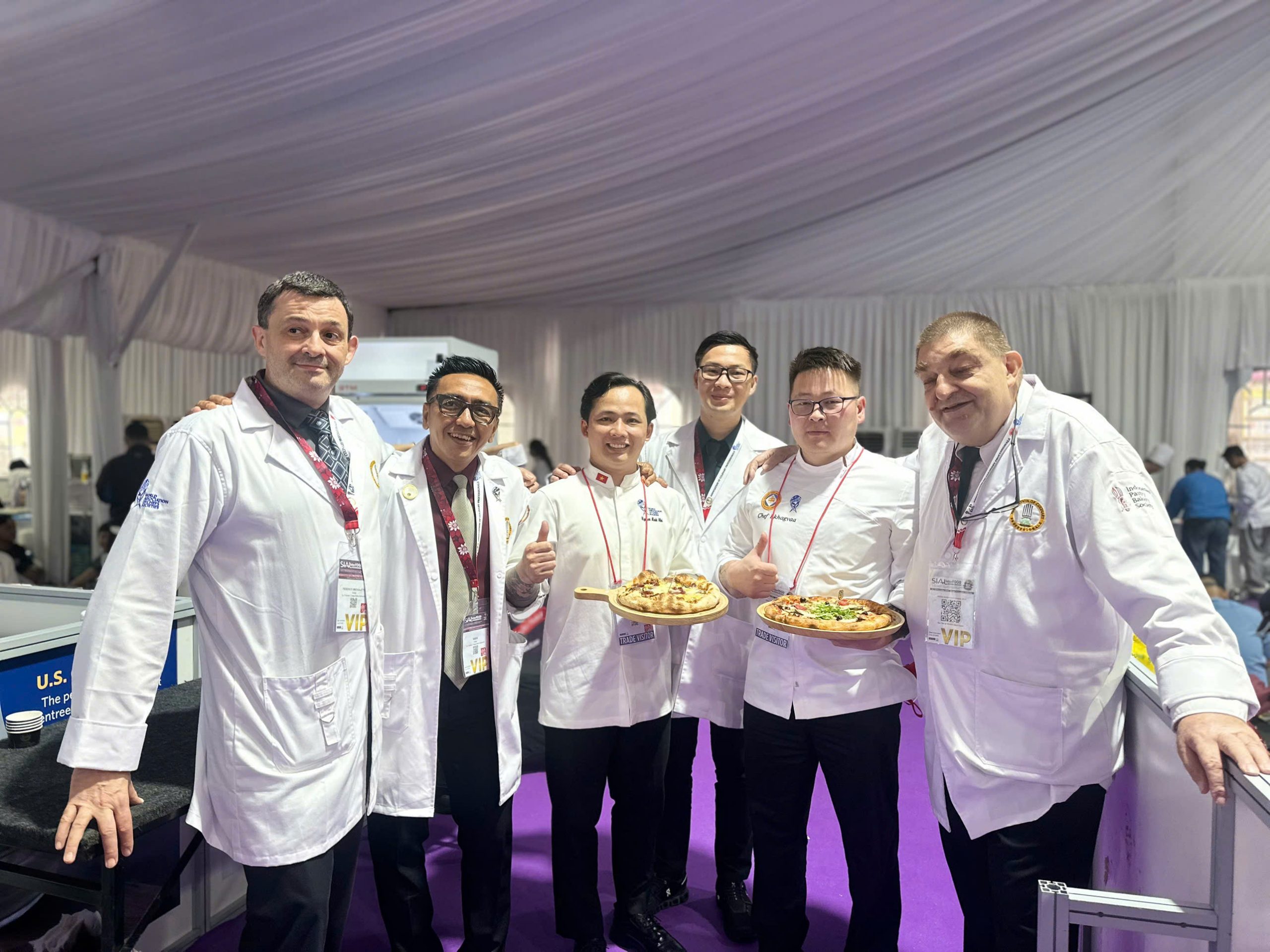 Nguyễn Minh Nh&iacute; trong kh&ocirc;ng gian nh&agrave; h&agrave;ng S&agrave;nh Kitchen của m&igrave;nh