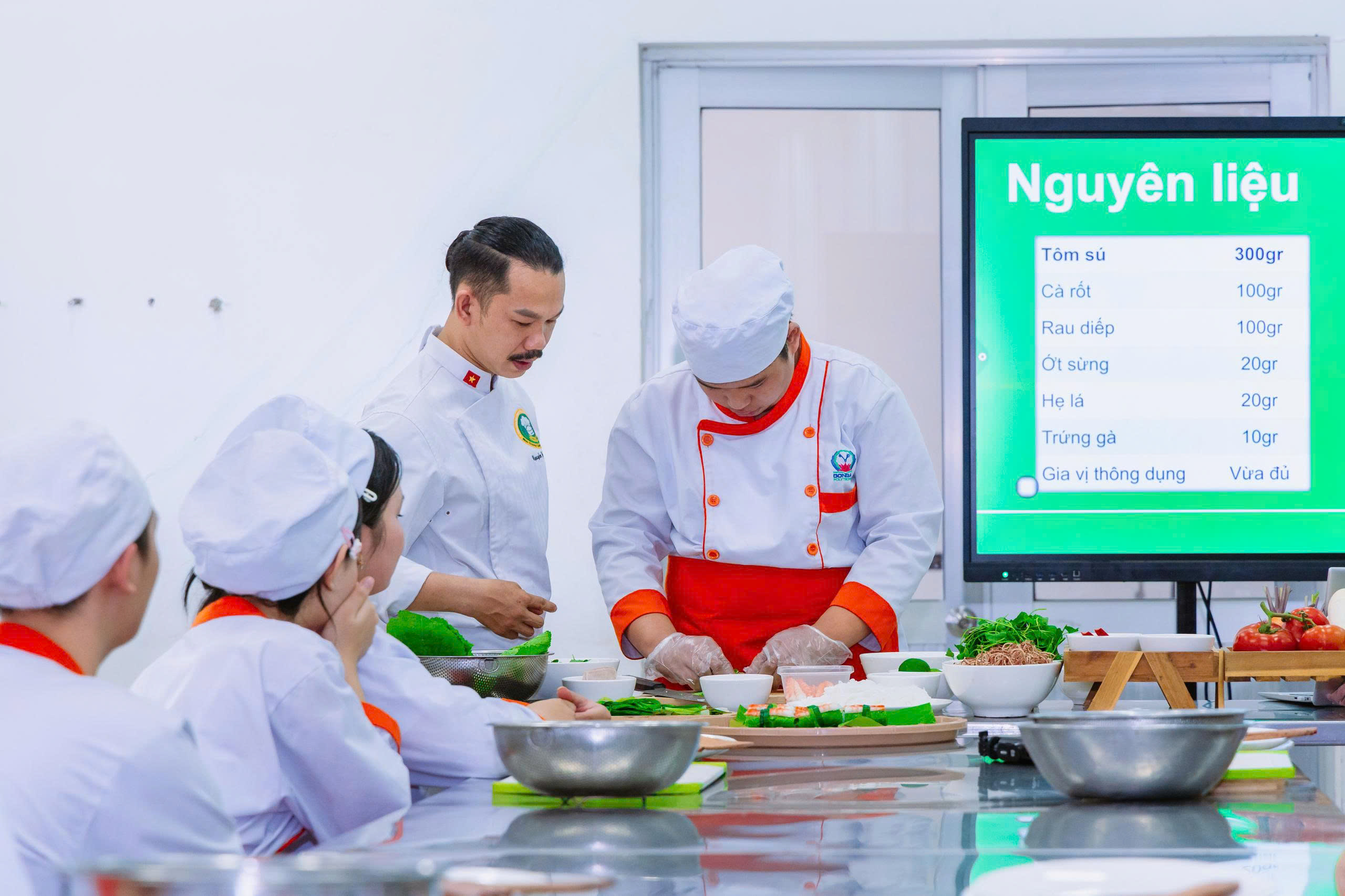 Si&ecirc;u đầu bếp Nguyễn Quốc Trường đang thực hiện một m&oacute;n ăn phức tạp.