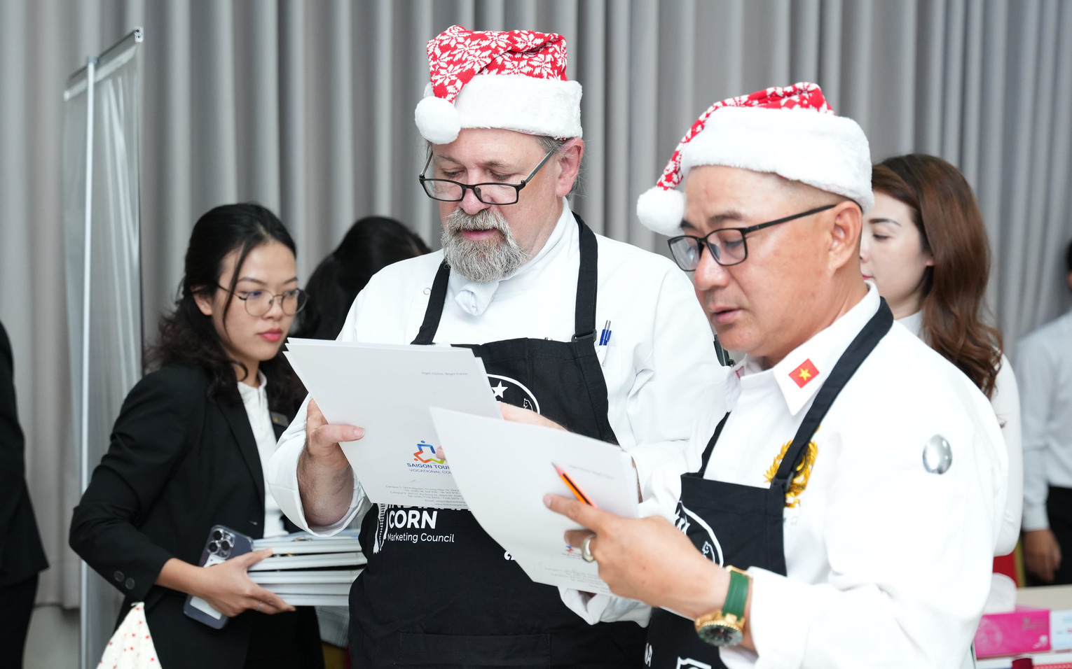 Gi&aacute;m khảo từ hiệp hội si&ecirc;u đầu bếp thế giới chấm thi nấu ăn.