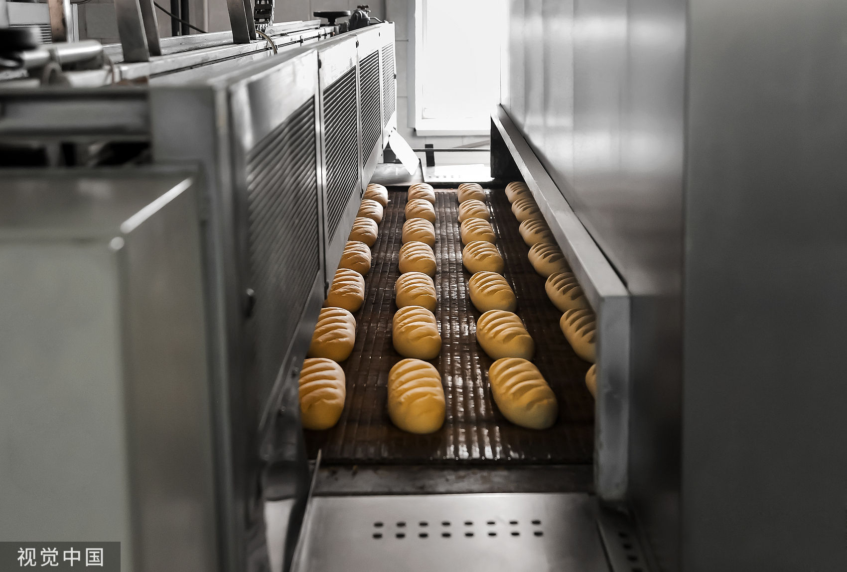 Máy trộn bột công nghiệp trong một căn bếp chuyên nghiệp.