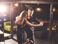 Hình ảnh mọi người đang nhảy múa vui vẻ trong một sự kiện âm nhạc